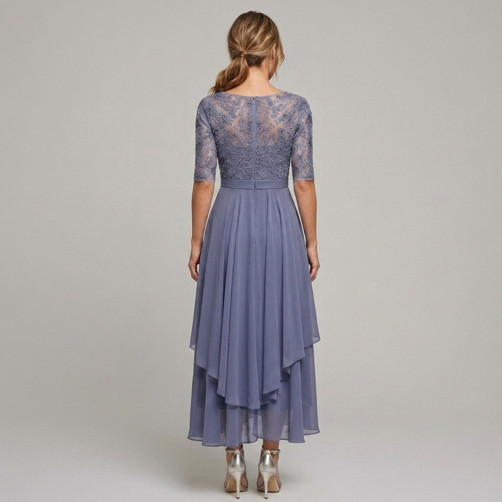 Elegante midi-jurk met kantdetails en bloemenborduursel