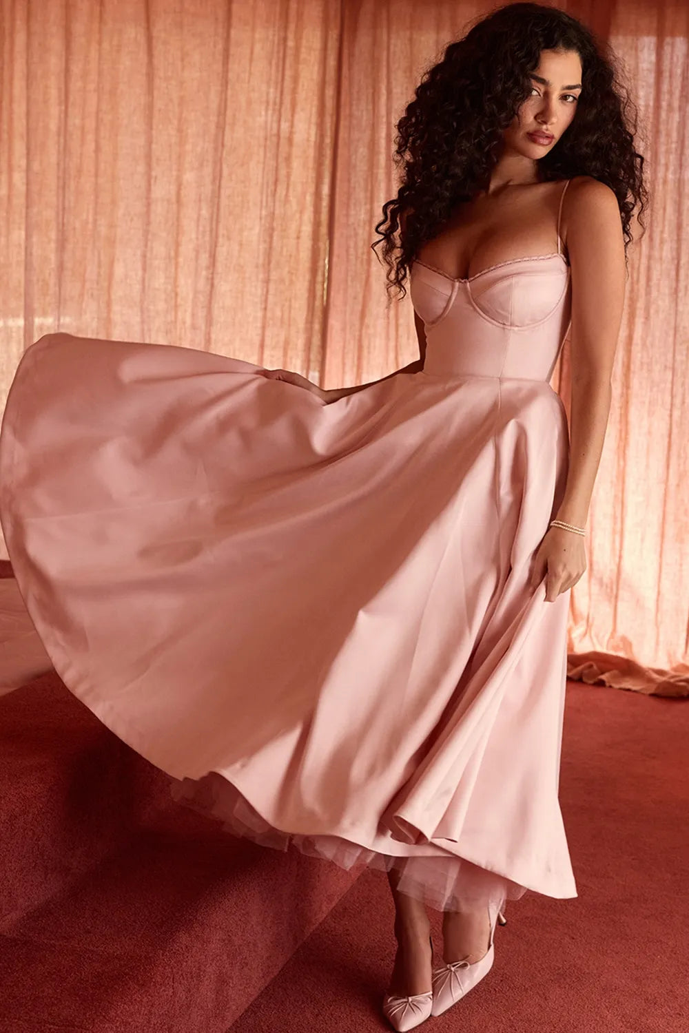 Elegante maxi-jurk met aansluitende top en uitlopende rok
