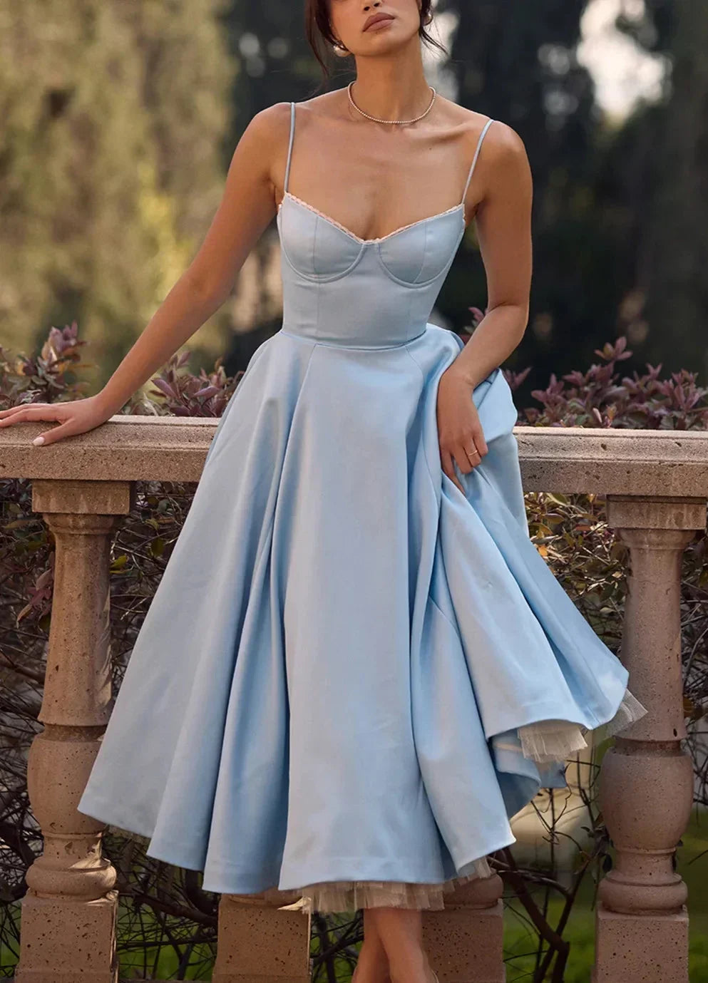 Elegante maxi-jurk met aansluitende top en uitlopende rok