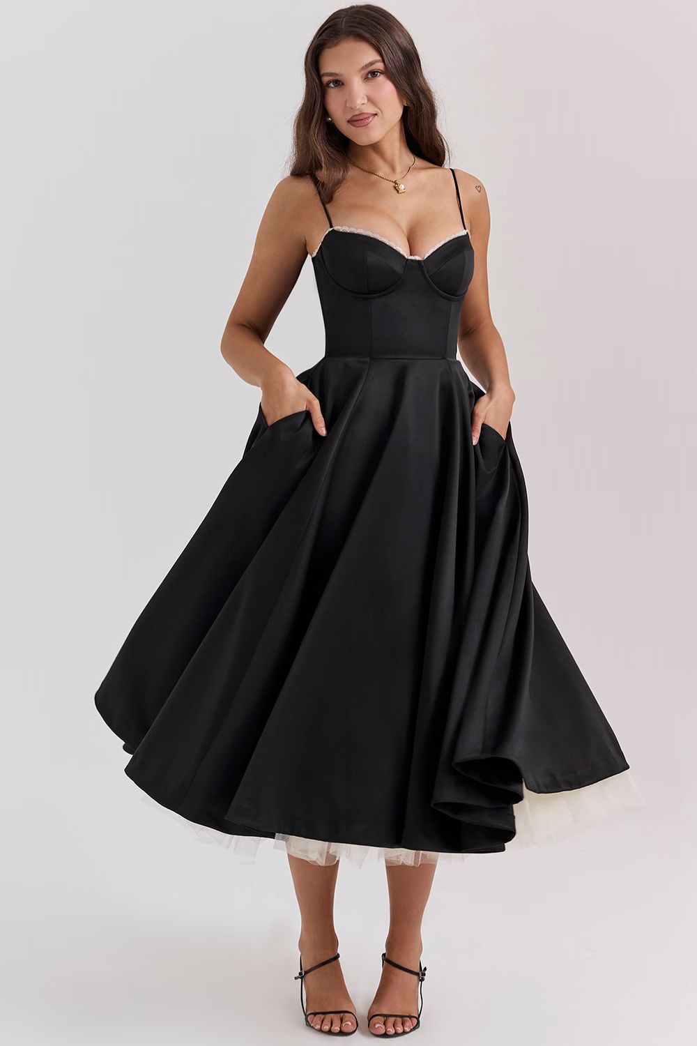 Elegante maxi-jurk met aansluitende top en uitlopende rok