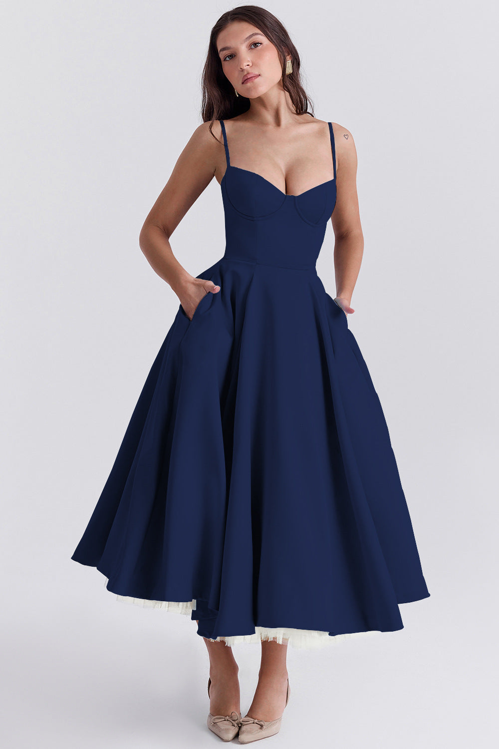 Elegante maxi-jurk met aansluitende top en uitlopende rok