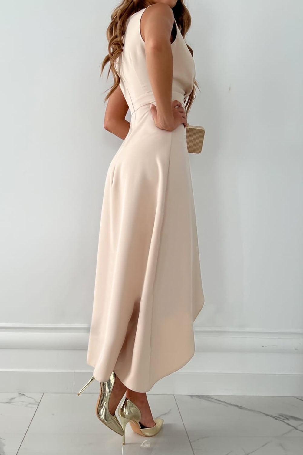 Asymmetrische maxi-jurk met overslaghals