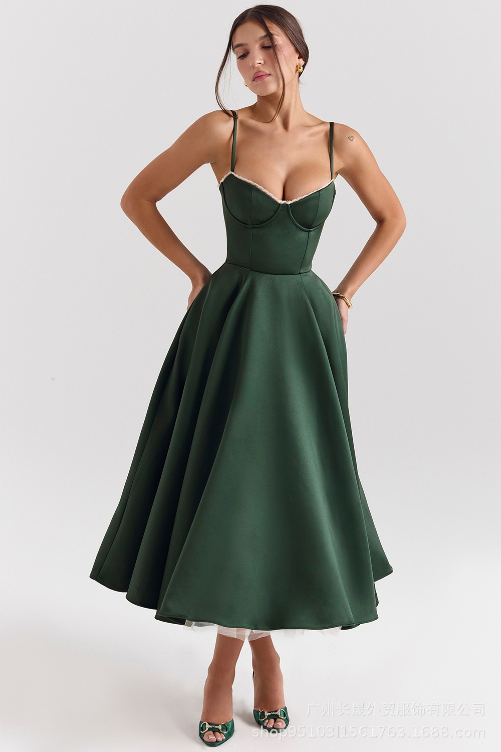 Elegante maxi-jurk met aansluitende top en uitlopende rok